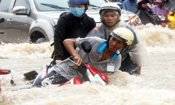 Biên Hòa ngập nặng, giao thông nhiều nơi ùn tắc nghiêm trọng