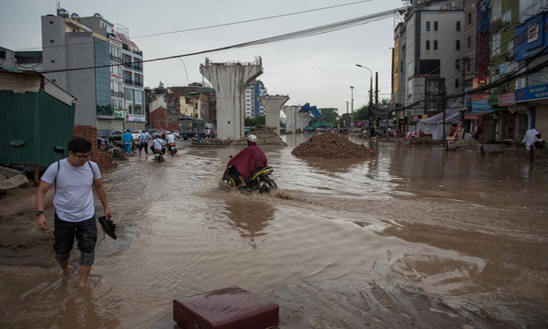 “Khủng hoảng” khi mưa ngập băng qua “công trường” đường Trường Chinh